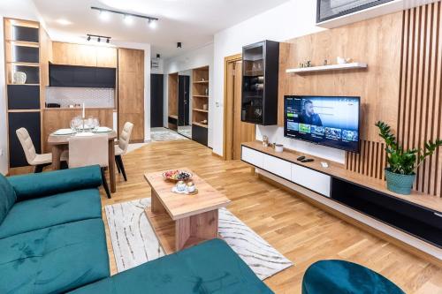 Moderan enterijer dnevnog boravka u smeštaju Apartman Kolarević u Aranđelovcu sa udobnim nameštajem i velikim prozorima.