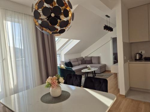 Moderan enterijer smeštaja Iris apartman u Aranđelovcu sa terasom, pogledom na planinu i blizinom parka Bukovičke banje.