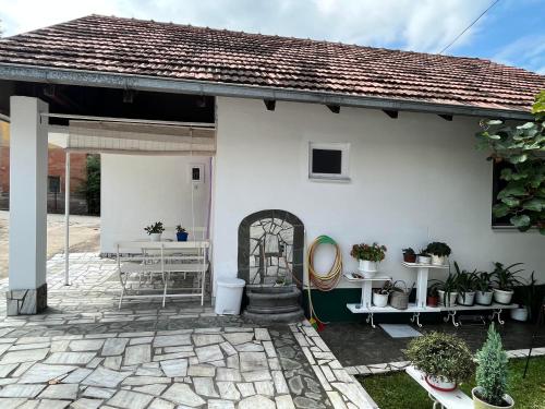 Smestaj Pejcic Niska Banja apartmani stan na dan sa drvenom terasom dvoristem parkingom