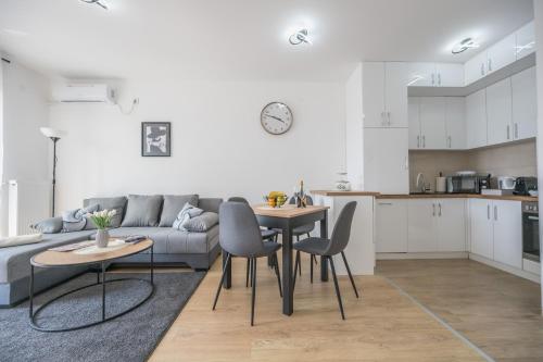 Apartman TRI KRALJA 2 Banja Koviljaca stan na dan u ulici Narodnog Fronta kod banjskog parka sa liftom parkingom