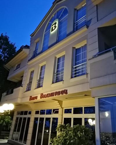 Vila Vidikovac Arandjelovac Bukovicka Banja stan na dan u ulici Josifa Pancica kod akva parka Izvor sa restoranom i parkingom
