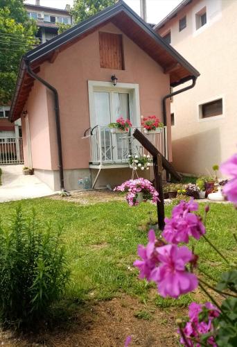 Apartman Lux Tajna Vrdnik stan na dan smestaj u Zeleznickoj ulici pored Red Baron paba u strogom centru parking