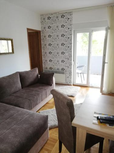 Komforan PremiumPlus apartman Vrnjacka Banja blizu Vrnjackih Termi sa prostranom terasom i besplatnim parkingom