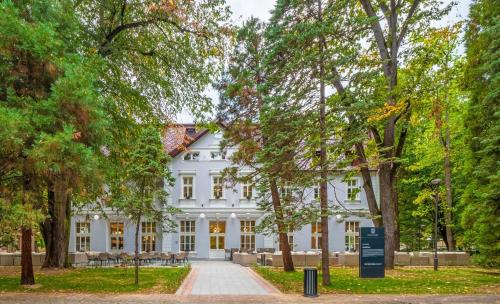 Hotel Podrinje Banja Koviljaca smestaj u parku sa zatvorenim bazenom wellness spa centrom i parkingom