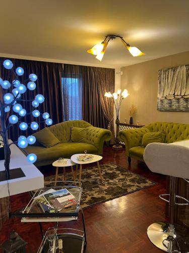 Opremljen enterijer Mona Lux apartmana u Aranđelovcu sa pogledom na grad i planine Bukovičke banje.