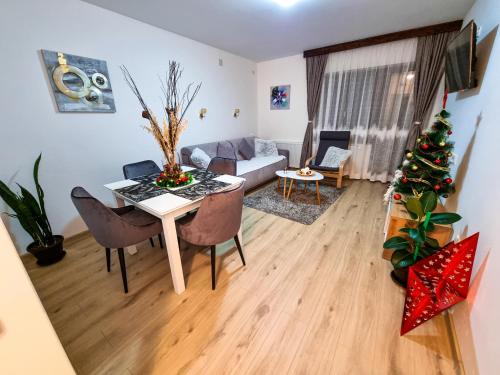 Svetao, prostran i moderno uređen dnevni boravak u smeštaju Apartmani 