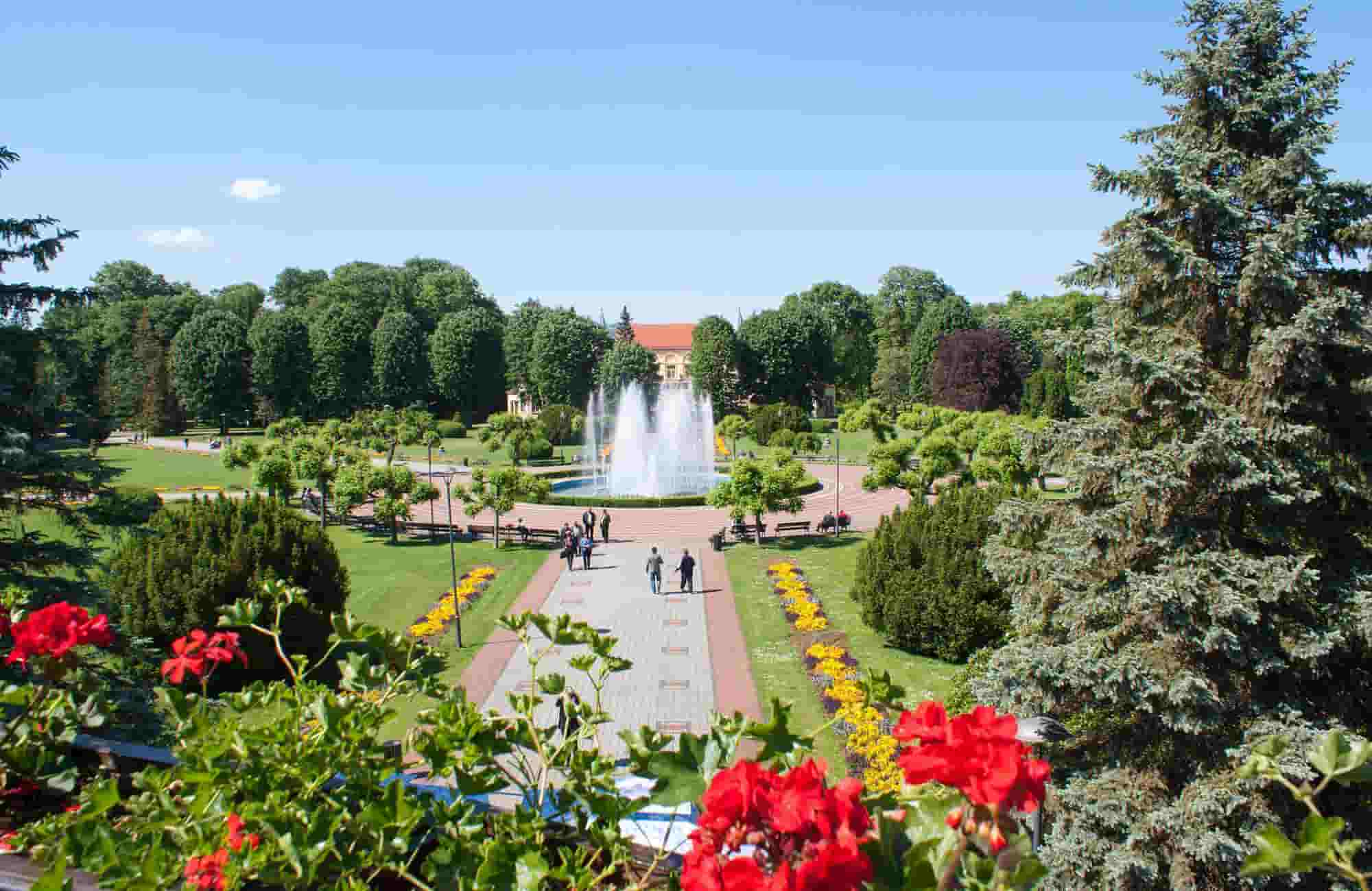 Banja Koviljača čuveni kraljevski park sa fontanama raskošnom arhitekturom i čuvenim wellness dvoranom Kur-salon