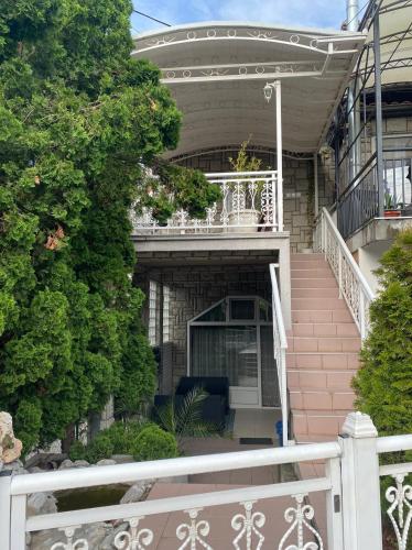 Apartman Gala Sokobanja stan na dan smestaj na uglu Kneza Lazara i Nikole Pasica sa terasom dvoristem i parkingom
