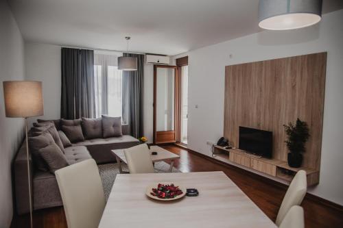 Moderan Apartman Viva Vrnjacka Banja u kompleksu Pegaz sa terasom i pristupom zatvorenom bazenu i spa centru blizu akva parka Raj