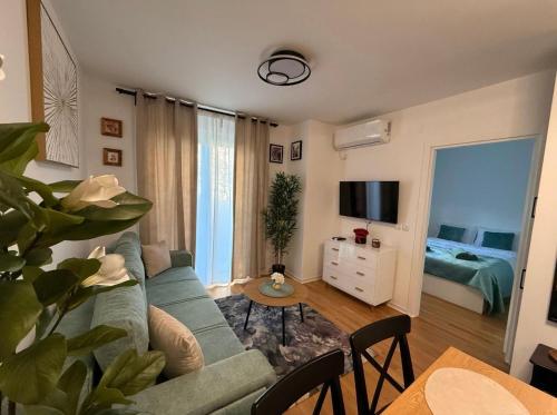 Komforan Apartman Vuk Vrnjacka Banja sa popločanim dvoristem terasom i besplatnim privatnim parkingom blizu Mosta ljubavi